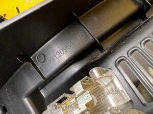 OSŁONA BOCZEK MOCOWANIE PÓŁKI BAGAŻNIKA TYŁ LEWY RENAULT CLIO IV HB