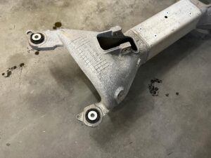 BELKA OŚ SANKI WÓZEK KOŁYSKA ZAWIESZENIE TYŁ CITROEN DS7 CROSSBACK X74