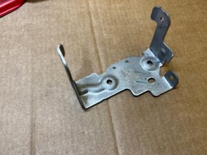 BLACHA UCHWYT WSPORNIK MOCOWANIE KONSOLI TUNELU ŚRODKOWEGO RENAULT CLIO IV