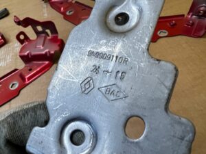 BLACHA UCHWYT WSPORNIK MOCOWANIE KONSOLI TUNELU ŚRODKOWEGO RENAULT CLIO IV