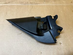 TRÓJKĄT OSŁONA ZAŚLEPKA LUSTERKA PRZÓD PRAWY PRAWA RENAULT KOLEOS II