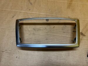 RAMKA OSŁONA DEKOR RADIA NAWIGACJI DESKI KONSOLI CHROM MERCEDES GL X166