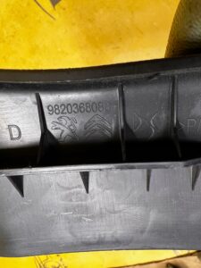 OSŁONA ZAŚLEPKA SZYNY PROWADNICY FOTELA TYŁ PRAWY CITROEN DS7 CROSSBACK X74