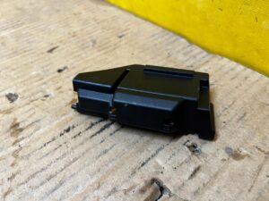 OSŁONA ZAŚLEPKA KLEMY AKUMULATORA ROZDZIELACZA PRĄDU AUDI A8 D5