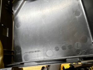 OSŁONA POKRYWA OBUDOWA SKRZYNKA BEZPIECZNIKÓW RENAULT KOLEOS II