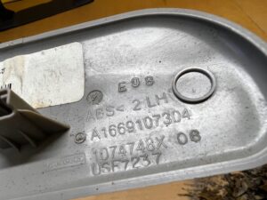 ZAŚLEPKA OSŁONA FOTELA PRZÓD LEWY MERCEDES GL X166 GRAY