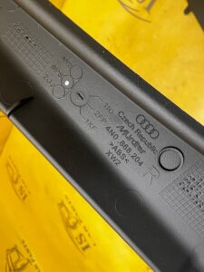 POSZYCIE OBUDOWA OSŁONA SŁUPKA PRZÓD A PRAWY PRAWA AUDI A8 D5