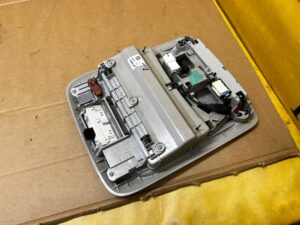 LAMPKA OŚWIETLENIE PODSUFITKI PRZÓD SZYBERACH RENAULT KOLEOS II