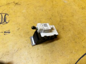 LAMPKA OŚWIETLENIE PODSUFITKI PRZÓD CITROEN DS7 CROSSBACK X74