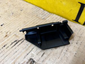 OSŁONA ZAŚLEPKA KLEMY AKUMULATORA ROZDZIELACZA PRĄDU AUDI A8 D5