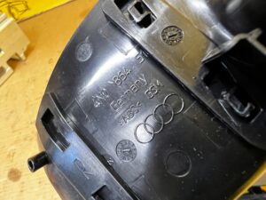 OSŁONA ZAŚLEPKA MASKOWNICA BAGAŻNIKA PRAWA AUDI A8 D5