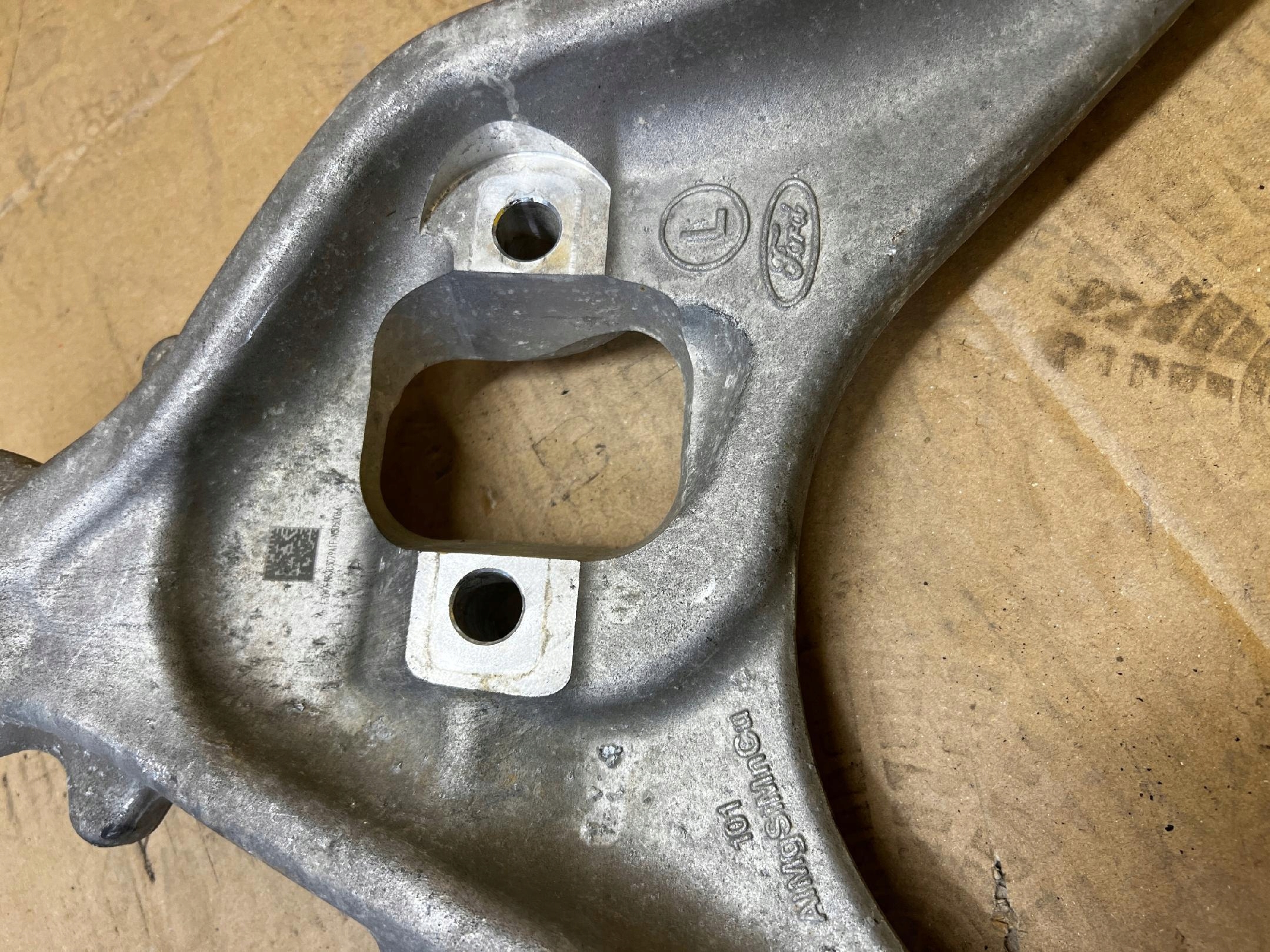 NOWY WAHACZ DOLNY PRZÓD LEWY FORD BRONCO 21-