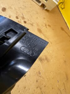 OSŁONA ZAŚLEPKA MASKOWNICA BAGAŻNIKA PRAWA AUDI A8 D5