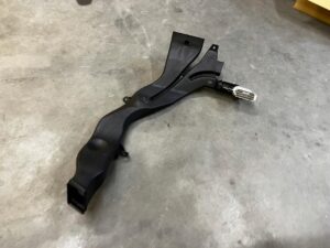 KANAŁ TUNEL KRATKA NAWIEWU POWIETRZA TYŁ LEWY MERCEDES GL X166