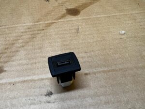 GNIAZDO USB PORT ŁADOWARKA MERCEDES GL X166