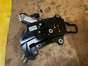 DOCIĄG SIŁOWNIK ZAMEK RYGIEL KANAPY TYŁ LEWY CITROEN DS7 CROSSBACK X74