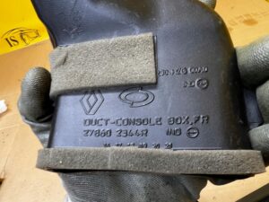 KANAŁ TUNEL DOLOT PRZEWÓD POWIETRZA SCHOWKA DESKI KONSOLI RENAULT KOLEOS II