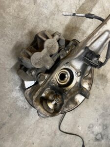 ZWROTNICA TARCZA ZACISK PRZÓD LEWY MERCEDES GL X166 3.0 CDI