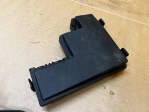 OSŁONA POKRYWA OBUDOWA SKRZYNKA BEZPIECZNIKÓW RENAULT KOLEOS II