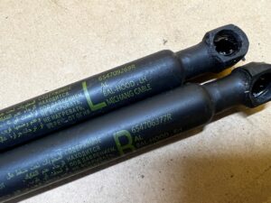 KOMPLET SIŁOWNIKI TELESKOPY MASKI POKRYWY SILNIKA RENAULT KOLEOS II