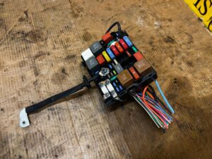 SKRZYNKA MODUŁ BEZPIECZNIKÓW WIĄZKA CITROEN DS7 CROSSBACK X74 2.0 BLUE HDI