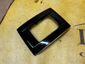 RAMKA OSŁONA PANEL LEWARKA TUNELU ŚRODKOWEGO CITROEN DS7 CROSSBACK X74