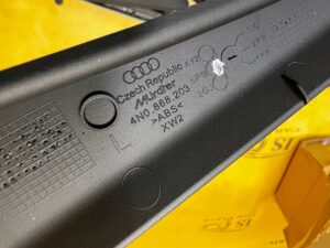 POSZYCIE OBUDOWA OSŁONA SŁUPKA PRZÓD A LEWY LEWA AUDI A8 D5