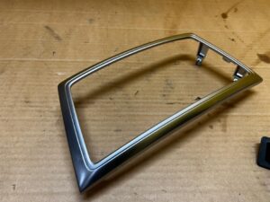 RAMKA OSŁONA DEKOR RADIA NAWIGACJI DESKI KONSOLI CHROM MERCEDES GL X166