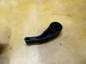 RĄCZKA UCHWYT CIĘGNO MASKI POKRYWY SILNIKA RENAULT CLIO IV