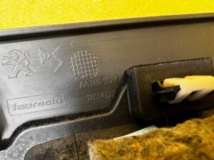 OSŁONA ZAŚLEPKA POD KIEROWNICĘ KONSOLI DESKI LEWA CITROEN DS7 CROSSBACK X74