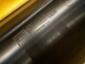 KOMPLET LISTWA OSŁONA ZAWIASU KLAPY TYŁ BAGAŻNIKA LEWA PRAWA AUDI A8 D5