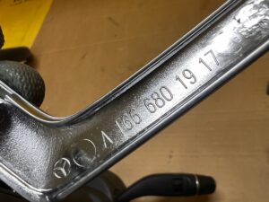 RAMKA OSŁONA DEKOR RADIA NAWIGACJI DESKI KONSOLI CHROM MERCEDES GL X166