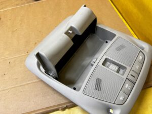 LAMPKA OŚWIETLENIE PODSUFITKI PRZÓD SZYBERACH RENAULT KOLEOS II