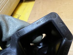 MOCOWANIE ZBIORNIKA ZBIORNICZKA WYRÓWNAWCZEGO PŁYNU AUDI A8 D5