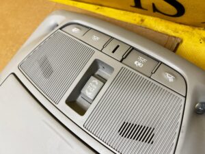 LAMPKA OŚWIETLENIE PODSUFITKI PRZÓD SZYBERACH RENAULT KOLEOS II