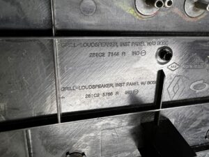 KRATKA OSŁONA MASKOWNICA GŁOŚNIKA BOSE DESKI KONSOLI RENAULT KOLEOS II