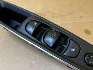 PANEL PRZYCISK PRZEŁĄCZNIK SZYB LUSTEREK PRZÓD LEWY RENAULT KOLEOS II EU