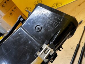 KRATKA KRATKI NAWIEWU ŚRODKOWA DESKI KONSOLI MERCEDES GL X166