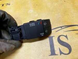 PANEL PRZYCISK PRZEŁĄCZNIK RADIA PRZY KIEROWNICY RENAULT CLIO IV