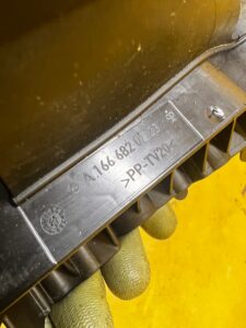 WYGŁUSZENIE USZCZELKA OSŁONA PODSZYBIA MASKI PRZÓD PRAWY MERCEDES GL X166