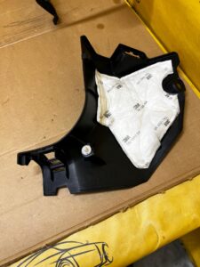 PLASTIK OSŁONA LISTWA PROGU SŁUPKA A PRZÓD PRAWA RENAULT KOLEOS II