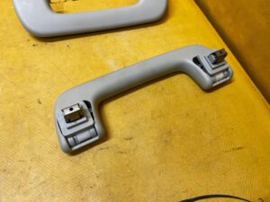 KOMPLET RĄCZKI RĄCZKA UCHWYTY PODSUFITKI AUDI A8 D5