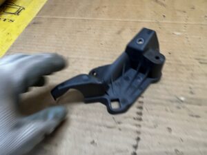 MOCOWANIE ZBIORNIKA ZBIORNICZKA WYRÓWNAWCZEGO PŁYNU AUDI A8 D5