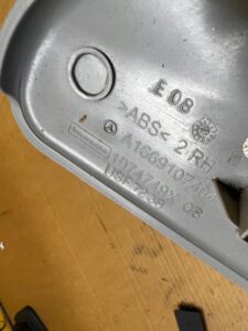 ZAŚLEPKA OSŁONA FOTELA PRZÓD PRAWY MERCEDES GL X166 GRAY