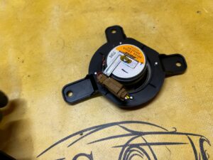 GŁOŚNIK WNĘTRZA KABINY BOSE PRAWY RENAULT KOLEOS II