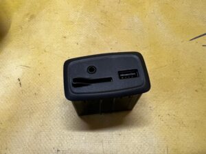 PODWÓJNE GNIAZDO USB AUX PORT ŁADOWARKA RENAULT CLIO IV