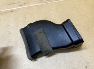 KANAŁ TUNEL DOLOT PRZEWÓD POWIETRZA SCHOWKA DESKI KONSOLI RENAULT KOLEOS II