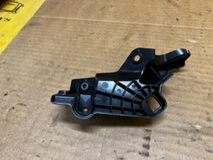 MOCOWANIE ZBIORNIKA ZBIORNICZKA WYRÓWNAWCZEGO PŁYNU AUDI A8 D5