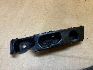 ŚLIZG MOCOWANIE WSPORNIK ZDERZAKA PRZÓD LEWY RENAULT KOLEOS II