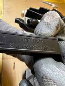 WYGŁUSZENIE USZCZELKA OSŁONA PODSZYBIA MASKI PRZÓD LEWY MERCEDES GL X166